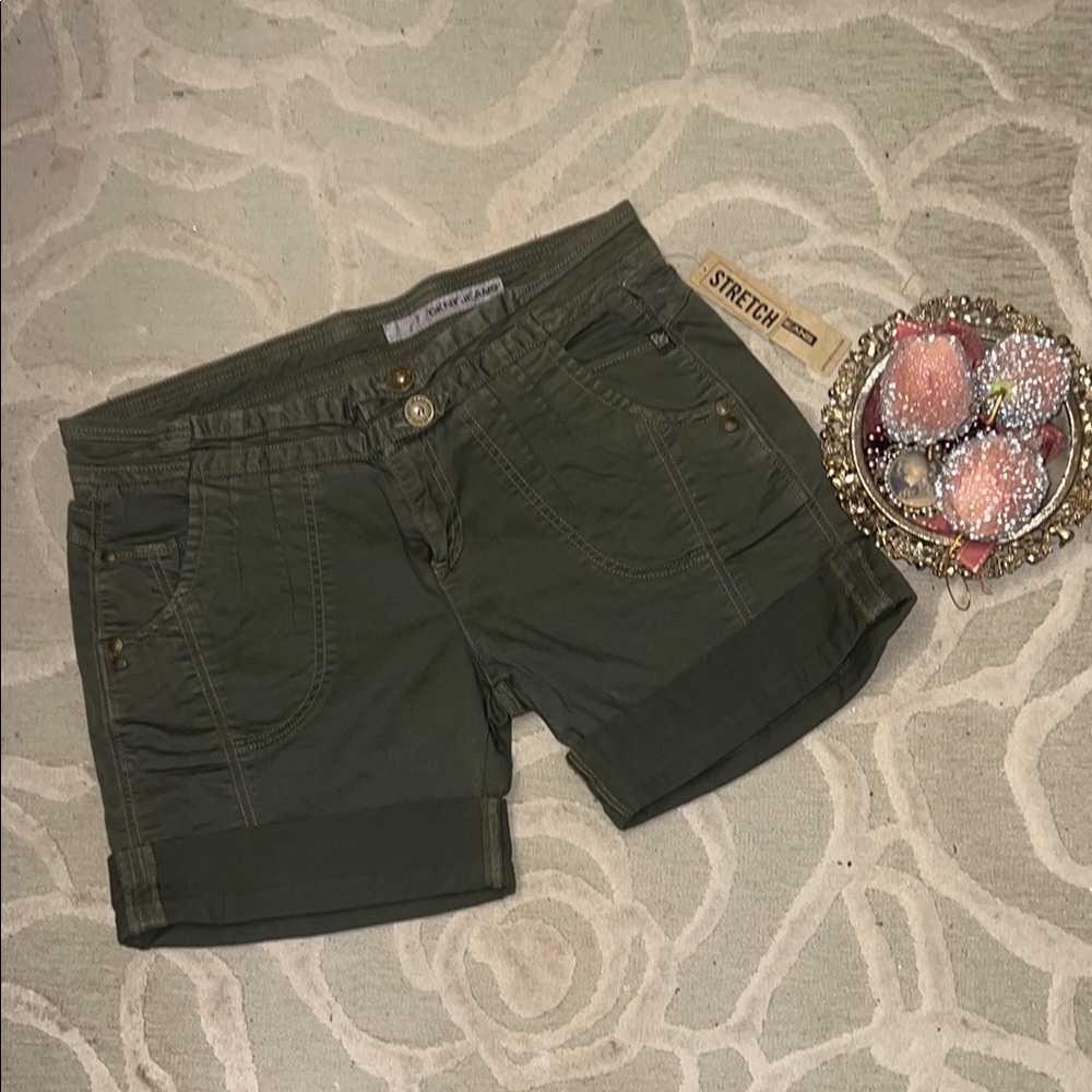 NWT🌷DKNY JEANS🌷Olive green cotton Spandex stretch denim cuffed shorts